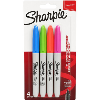 Pack de 4 marqueurs permanents Sharpie Fine Point en bleu, vert, orange et rose dans un emballage blister rouge et blanc.