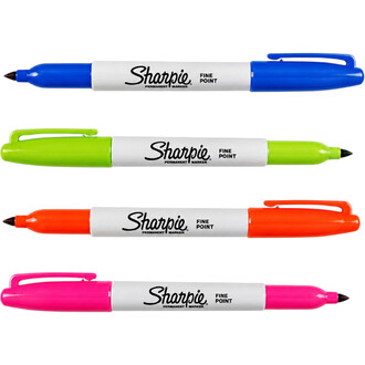 Pack Sharpie Fun : quatre marqueurs permanents Sharpie à pointe fine en couleurs bleu, vert néon, orange et rose, alignés sur fond blanc.