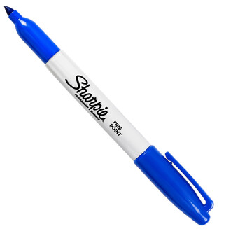 Marqueur Sharpie bleu à pointe fine avec corps blanc et capuchon bleu, vu en diagonale.
