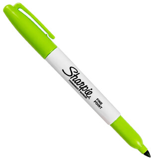 Marqueur Sharpie permanent à pointe fine, corps blanc avec logo noir et capuchon vert fluo, vue diagonale.