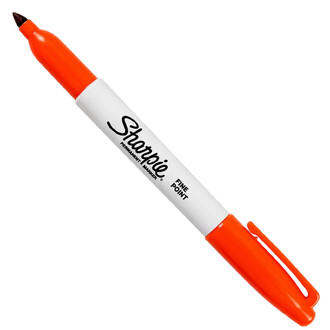 Marqueur Sharpie orange avec capuchon orange et corps blanc affichant le logo Sharpie sur fond blanc.