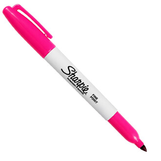 Marqueur Sharpie rose à pointe fine avec cap rose et corps blanc portant le logo Sharpie, vue en gros plan sur fond blanc.