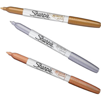 Pack de quatre marqueurs Sharpie Metallic dorés, argentés, bronze et cuivre sur fond blanc, disposés en diagonale.