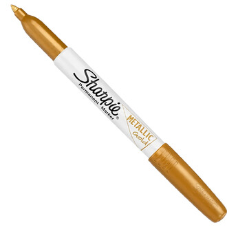 Marqueur Sharpie Metallic Gold doré avec capuchon et corps dorés, étiquette blanche affichant le logo Sharpie et METALLIC Gold, orientation diagonale sur fond blanc