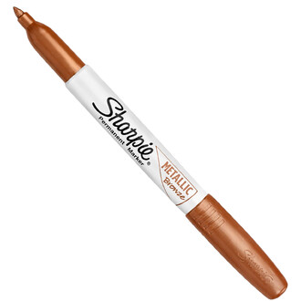 Marqueur permanent Sharpie métallique couleur bronze/cuivré avec capuchon brun et corps blanc affichant le logo Sharpie (vue diagonale)