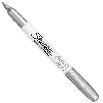 Marqueur permanent Sharpie métallique argenté avec pointe bullet, corps argenté affichant l’étiquette « Sharpie Metallic Silver ».