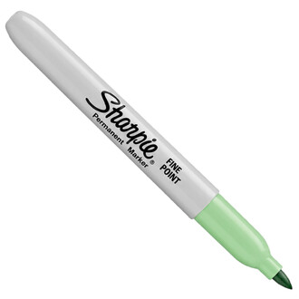 Marqueur Sharpie pastel à pointe fine avec capuchon vert clair, vue en gros plan sur le corps blanc.