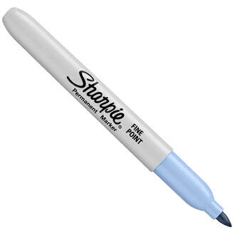 Marqueur Sharpie pastel à pointe fine, corps gris clair et capuchon bleu pastel, vue de profil avec le logo Sharpie visible.