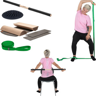 Image présentant un ensemble de matériel de sport et de rééducation, incluant une barre d'entraînement, un tapis à picots, des accessoires en bois, des bandes de résistance vertes, et une personne effectuant des exercices assise sur une chaise.