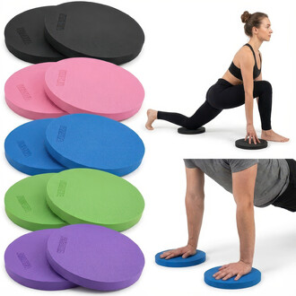 Diverses couleurs de pads de yoga pour genoux et mains, y compris noir, rose, bleu, vert et violet, présentés sur un fond blanc. Un modèle féminin effectue un exercice de fente avec un pad noir sous le genou, tandis qu'un modèle masculin réalise un exerci