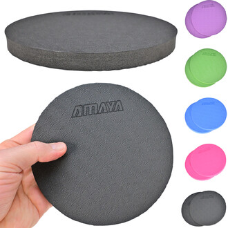 Image présentant des pads de yoga pour les genoux et les mains. En haut, un pad rond de couleur noire. En bas, une main tenant un pad noir, avec une texture visible. Sur la droite, plusieurs pads de différentes couleurs (rose, bleu, vert) sont affichés.