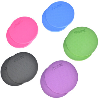 Image de plusieurs pads de yoga ronds, disponibles en cinq couleurs : rose, bleu, vert, gris et violet. Chaque pad arbore le logo AMAYA et présente une texture légèrement en relief pour un meilleur maintien.
