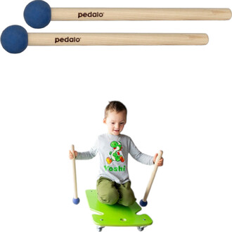 Bâtons de jonglage en bois avec extrémités bleues, accompagnés d'un enfant assis sur un plateau vert. L'enfant tient un bâton dans chaque main et porte un t-shirt avec un personnage de jeu vidéo.