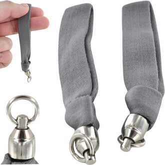 Paire de poignées Flowtoys Floop gris en tissu rembourré avec embouts et anneaux en métal, vue d’une sangle courte tenue par une main et des poignées posées côte à côte.