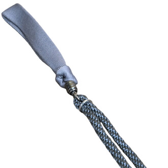 Paire de poignées en nylon PodPoi Flowtoys, gaine bleue et corde tressée bleu-gris avec connecteur métallique.