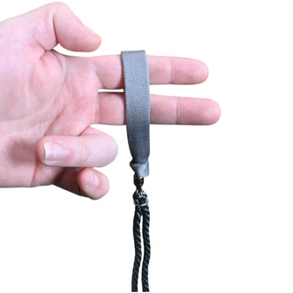 Paire de poignées en nylon gris PodPoi Flowtoys avec cordelette noire tressée, montrée tenue entre les doigts sur fond blanc.