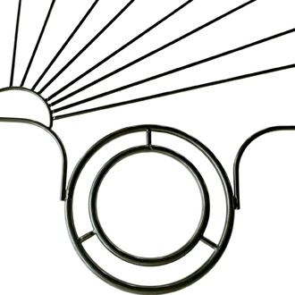 Gros plan d'une paire d'éventails Sunset en métal noir montrant les cercles concentriques et les rayons rayonnants sur fond blanc.