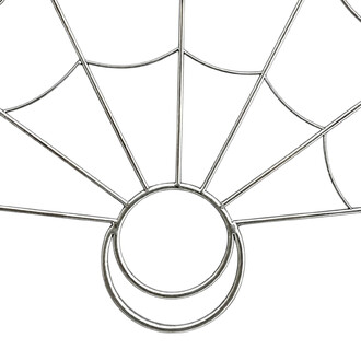 Detalhe da estrutura metálica de um ventilador de fogo em forma de teia de aranha: círculos concêntricos e raios formando uma teia.