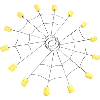 Par de leques de fogo em formato de teia de aranha, com estrutura de metal prateado formando uma teia de aranha com raios e malhas, e pontas cilíndricas amarelas em cada extremidade.