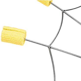 Par de leques de fogo em forma de teia de aranha: armação de metal prateado e pontas de tecido amarelo trançado, detalhe das juntas.