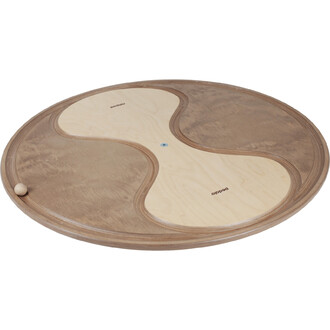 Plateau en bois circulaire avec une surface lisse, comportant un design en forme de yin-yang au centre. La surface est en bois clair, tandis que le contour est en bois plus foncé. Un petit point en bois est visible sur le bord.