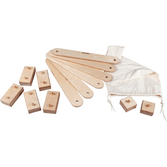 Ensemble de matériel de jonglerie comprenant plusieurs planches en bois, des cubes en bois avec des boutons, et un sac en toile.