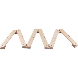 Accessoire de jonglerie en bois composé de plusieurs segments articulés formant la lettre M. Chaque segment est relié par des axes, permettant une flexibilité, avec des finitions lisses et un design épuré.