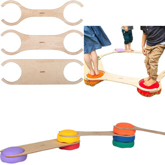 Plateforme de jeu en bois avec éléments de déséquilibre colorés. Comprend plusieurs planches en bois naturel et des cercles en mousse de différentes couleurs. Scène montrant des enfants jouant, un pied sur un élément de mousse rouge et un autre pied sur u