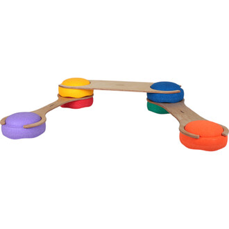 Accessoire de jonglerie composé de trois boules colorées en mousse (violet, rouge, jaune et orange) et de deux bras en bois reliés, formant une structure stable et ludique.