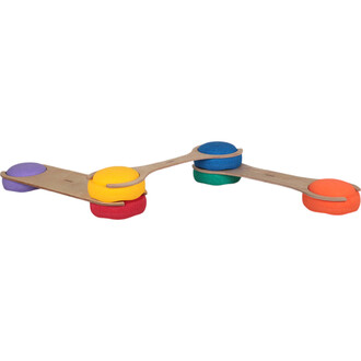 Matériel de jonglerie en bois avec plusieurs formes colorées. Deux bras en bois soutiennent des boules en mousse de différentes couleurs : rouge, jaune, bleu, vert, violet et orange, disposées de manière à créer une structure ludique et ergonomique.