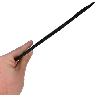 Patins glissants Sarneige, présentés dans la main d'une personne, montrant leur profil fin et leur texture noire.