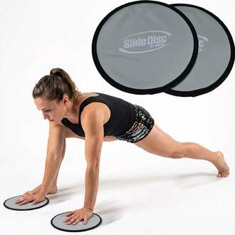 Femme en tenue de sport effectuant un exercice de fitness avec des patins glissants, posant ses mains sur deux disques gris. En arrière-plan, deux disques supplémentaires sont présentés.