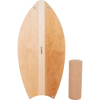 Paddle en bois en forme de planche de surf, avec une finition lisse et un design épuré. À côté, un cylindre en liège, servant de support ou de challenge d'équilibre.