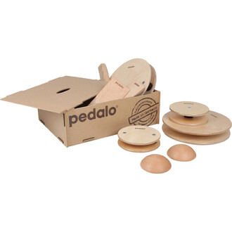 Image d'un kit de jonglerie Pedalo comprenant divers éléments en bois, comme des plateaux ronds et des demi-sphères, présentés dans une boîte en carton avec le logo Pedalo. La boîte est ouverte, montrant le contenu organisé à l'intérieur.