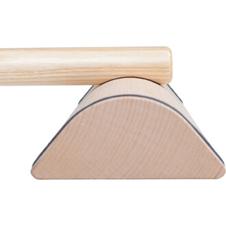 Accessoire de jonglerie en bois, composé d'une partie inférieure en forme de triangle et d'une barre supérieure en bois lisse, reposant sur la base.