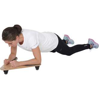 Femme effectuant un exercice de gainage sur une planche avec roulettes, portant un t-shirt blanc et un legging noir, avec des chaussures de sport multicolores.