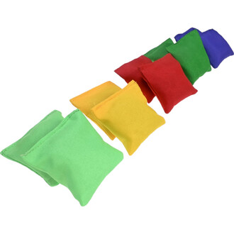 Sachets en tissu colorés utilisés pour le jeu de Cornhole. Les sachets sont disposés en rangée et se déclinent en vert, jaune, rouge et bleu. Chaque sachet a une forme carrée et est conçu pour être léger et facile à lancer.