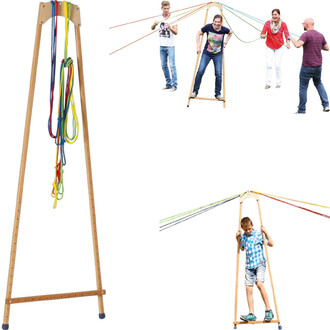 Pédalo® Course A : montage de jeu en bois avec plusieurs cordes colorées attachées en haut, utilisé par des enfants et des adultes pour des activités ludiques. Des personnes s'amusent en équilibrant sur la structure, tandis qu'une autre tient une corde.