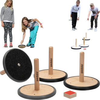 Jeux de curling pour enfants, avec plusieurs jeux de dés en bois Pedalo® en premier plan, illustrant les éléments du produit. En arrière-plan, deux enfants posent et interagissent avec le matériel. Un enfant s'incline pour viser un disque de curling sur l