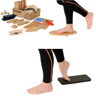 Image montrant un ensemble de matériel de jonglerie Pedalo, incluant des planches d'équilibre en bois, des accessoires variés, et une personne en train d'utiliser une planche d'équilibre avec le pied. La personne porte des leggings noirs avec des details 