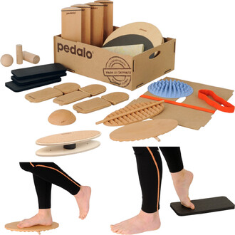 Matériel de jonglerie Pedalo® Foot-Box Teamsport, comprenant divers éléments en bois, tels que des planches, des rouleaux, et d'autres accessoires pour l'équilibre. Un foot est également montré en train d'utiliser une planche, mettant en avant des mouveme