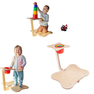 Ensemble de jeu en bois avec deux enfants : un garçon empile des gobelets colorés tout en étant assis, et une fille souriante se tient debout avec un seau. En bas, le plateau de jeu en bois présente un élément rotatif avec des petits objets colorés à l'in