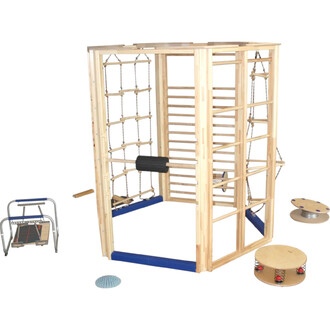 Structure de jonglage en bois, comprenant des barres et des cordes pour l'entraînement. On y trouve également divers accessoires de jonglerie, comme un support de trampoline pliant et des plateformes circulaires.