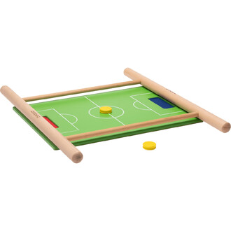 Jeu de table de football en bois, avec un plateau vert représentant un terrain de football, entouré de barres en bois. Deux équipes sont représentées par des pions jaunes et un pion central de couleur différente. Le terrain comporte des zones de but marqu