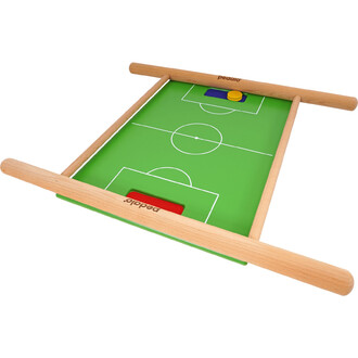 Jeu de football en bois avec un terrain vert, deux buts, et des barreaux en bois sur les côtés. Le terrain est marqué avec des lignes blanches et comprend un pion de jeu bleu et un pion de jeu jaune.