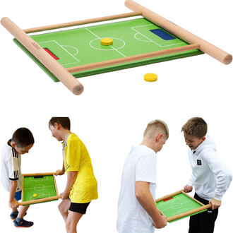 Jeu de société Pedalo® MukKi représenté par une table de jeu en bois avec un terrain de football vert et des zones de but rouge et bleu, accompagnée de jetons jaunes. En bas, deux enfants jouent ensemble, tenant la table de jeu, tandis qu'un autre enfant 