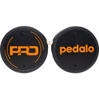 Pédalo® PRO constitué de deux disques noirs reliés par un support en bois, avec les inscriptions orange PRO et pedalo visibles sur chaque disque.