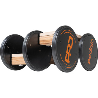 Pédalo® PRO, un équipement de jonglerie composé de trois roues noires avec des inscriptions orange et des supports en bois, conçu pour développer l'équilibre et la coordination.