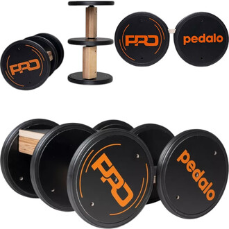 Pédalo® PRO, ensemble de rouleaux de jonglerie avec des disques noirs ornés des inscriptions orange PRO et pedalo, présentant diverses configurations : un modèle empilé et un modèle avec des planches de bois.