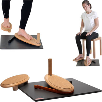 Plateau de jonglerie comprenant un disque en bois avec une surface en liège, utilisé debout et assis. Une personne est visible en train de jongler sur le disque, tandis qu'une autre est assise sur une chaise à côté. Le tout repose sur une base noire.